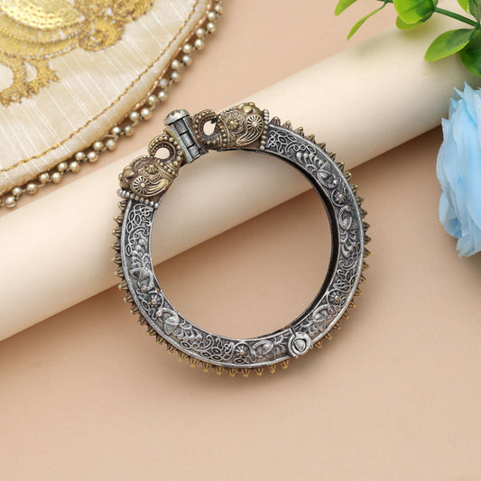 Anmutiges Armband in Gold- & Silberfarben mit zweifarbig oxidiertem, zu öffnendem Design für Party-Styles