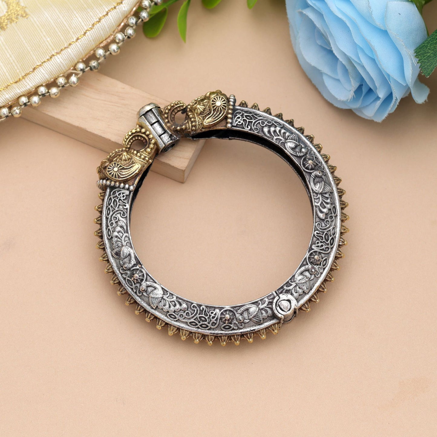 Anmutiges Armband in Gold- & Silberfarben mit zweifarbig oxidiertem, zu öffnendem Design für Party-Styles