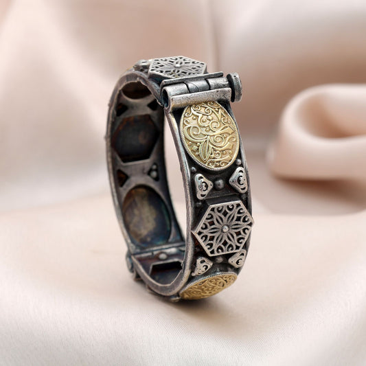 Designer Armreif Gold- und Silberfarben, zweifarbig oxidiert, aufklappbar mit elegantem Ethno-Finish