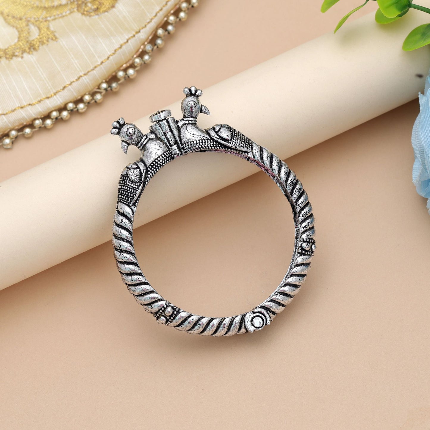 Stilvolles, silberfarbenes, oxidiertes, zu öffnendes Armband mit traditionellem, antikem Schmuckdesign-Finish