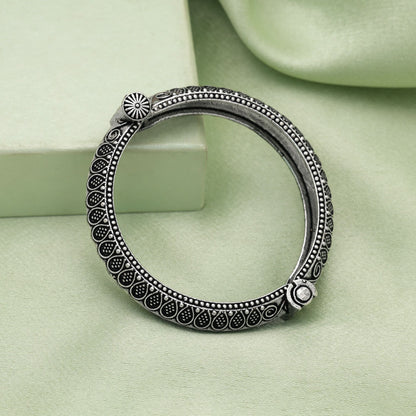 Premium Silberfarbenes oxidiertes, zu öffnendes Armband für Frauen – Festliche, ethnische Modekollektion