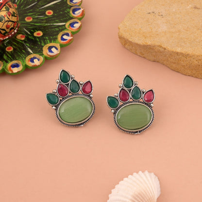 Leuchtend bunte oxidierte Ohrringe mit traditionellen künstlerischen Details