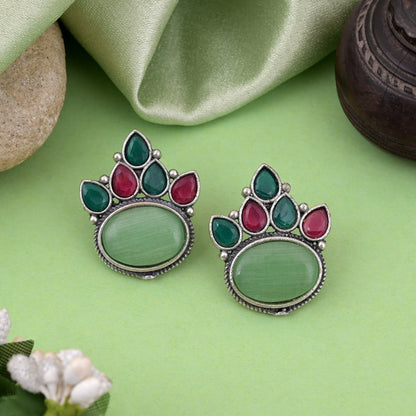 Leuchtend bunte oxidierte Ohrringe mit traditionellen künstlerischen Details