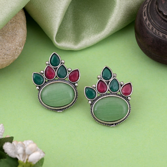 Leuchtend bunte oxidierte Ohrringe mit traditionellen künstlerischen Details