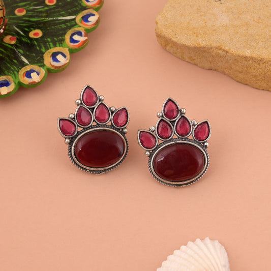 Elegante oxidierte Ohrringe in Kastanienbraun mit komplizierten traditionellen ethnischen Mustern