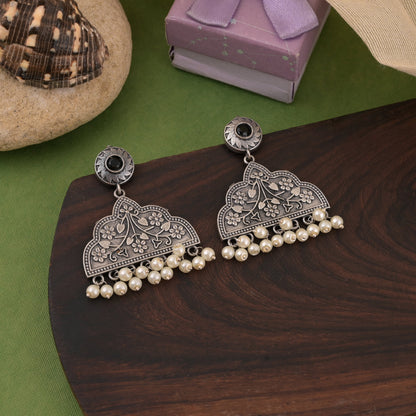 Handgefertigte, schwarz oxidierte Ohrringe mit Verzierungen mit ethnischen Motiven