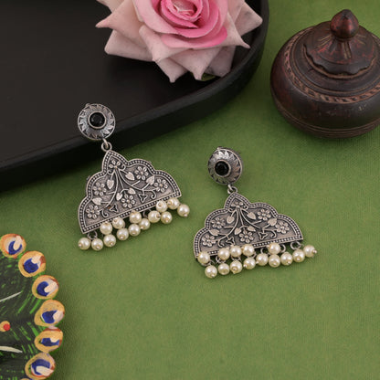 Handgefertigte, schwarz oxidierte Ohrringe mit Verzierungen mit ethnischen Motiven