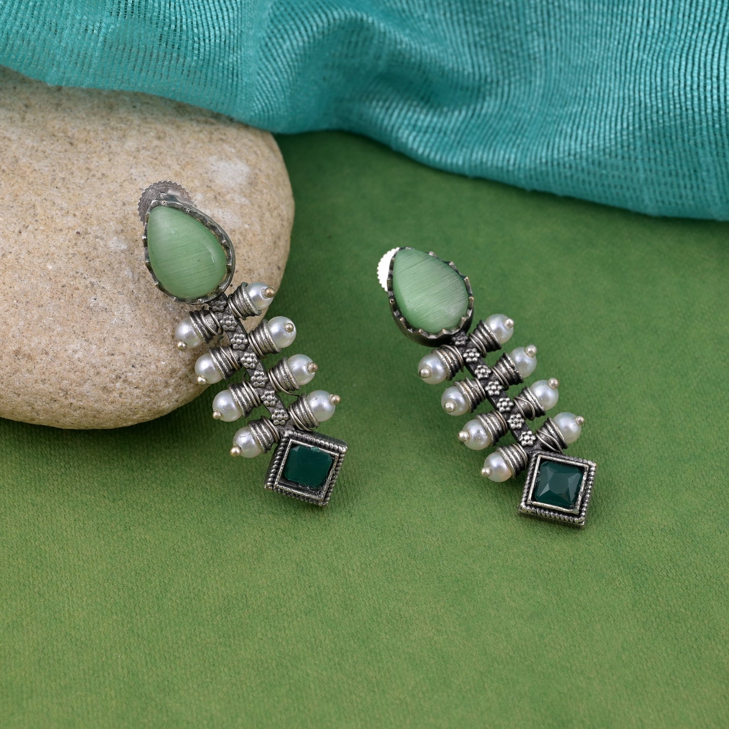 Oxidierte Ohrringe in Pista-Grün mit zarter filigraner und strukturierter Oberfläche