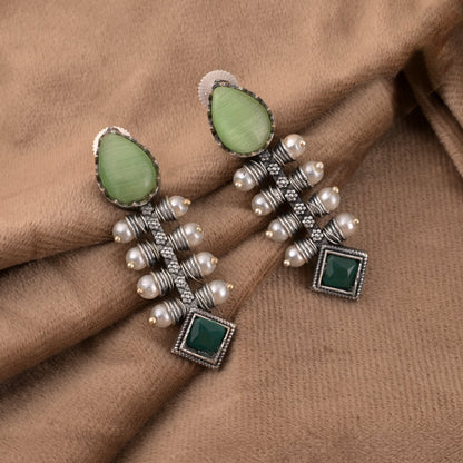 Oxidierte Ohrringe in Pista-Grün mit zarter filigraner und strukturierter Oberfläche