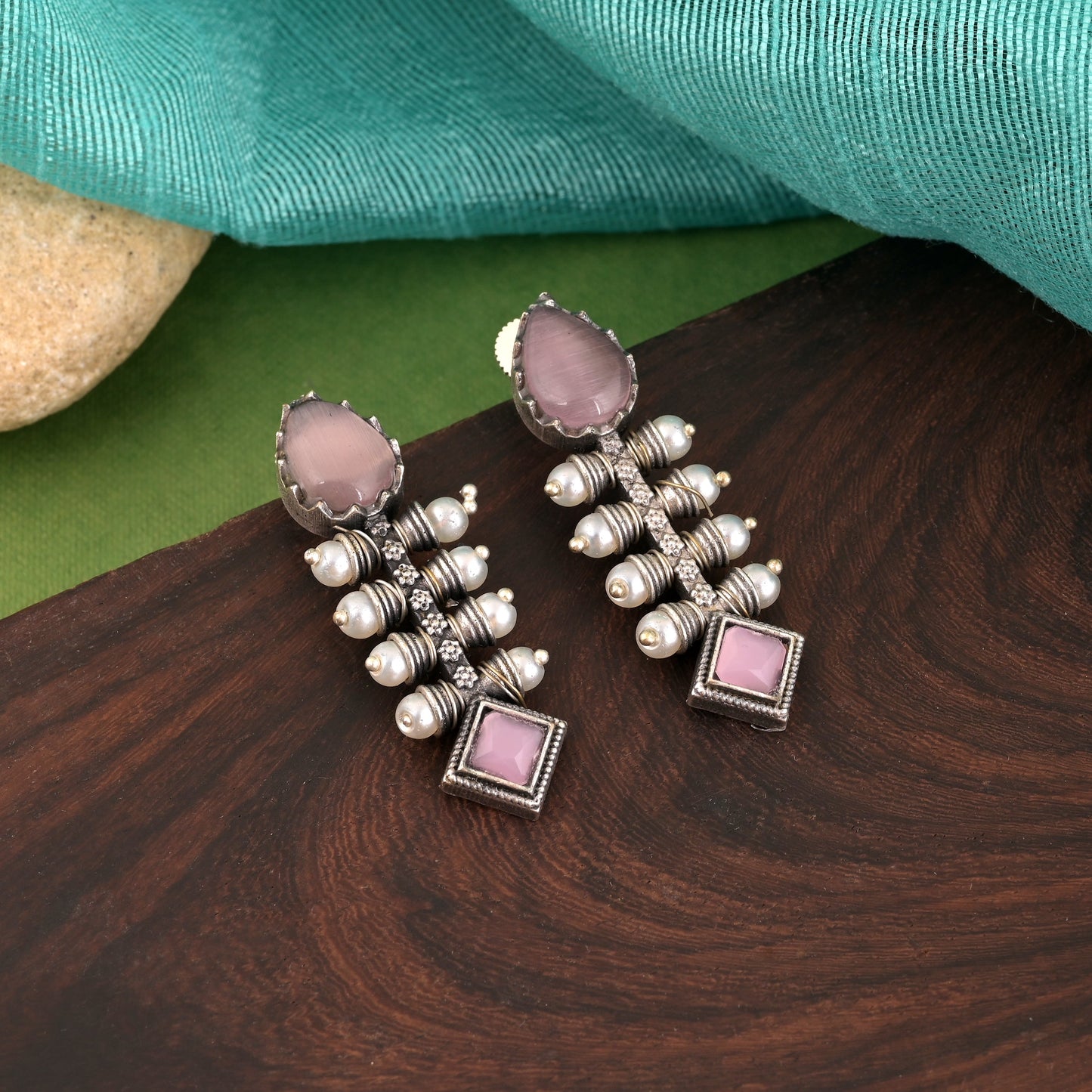 Stilvolle oxidierte Ohrringe in Rosa mit kräftigem geometrischem Design