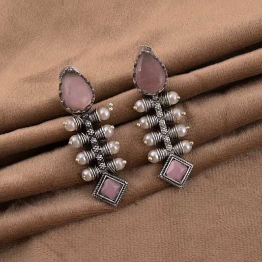 Stilvolle oxidierte Ohrringe in Rosa mit kräftigem geometrischem Design