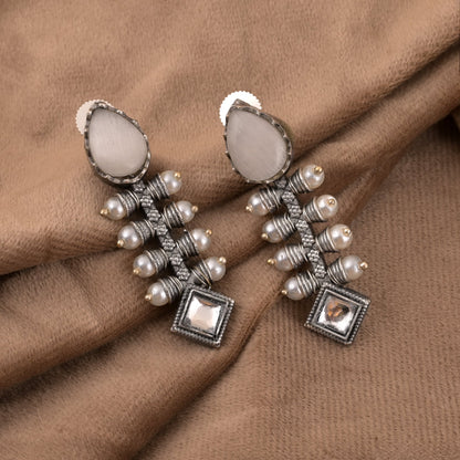 Moderne, oxidierte Ohrringe in Weiß mit klassischen Details im Antik-Stil