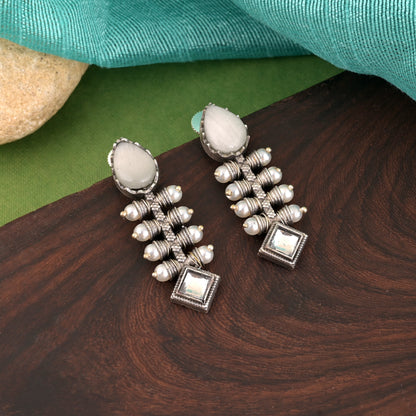 Moderne, oxidierte Ohrringe in Weiß mit klassischen Details im Antik-Stil