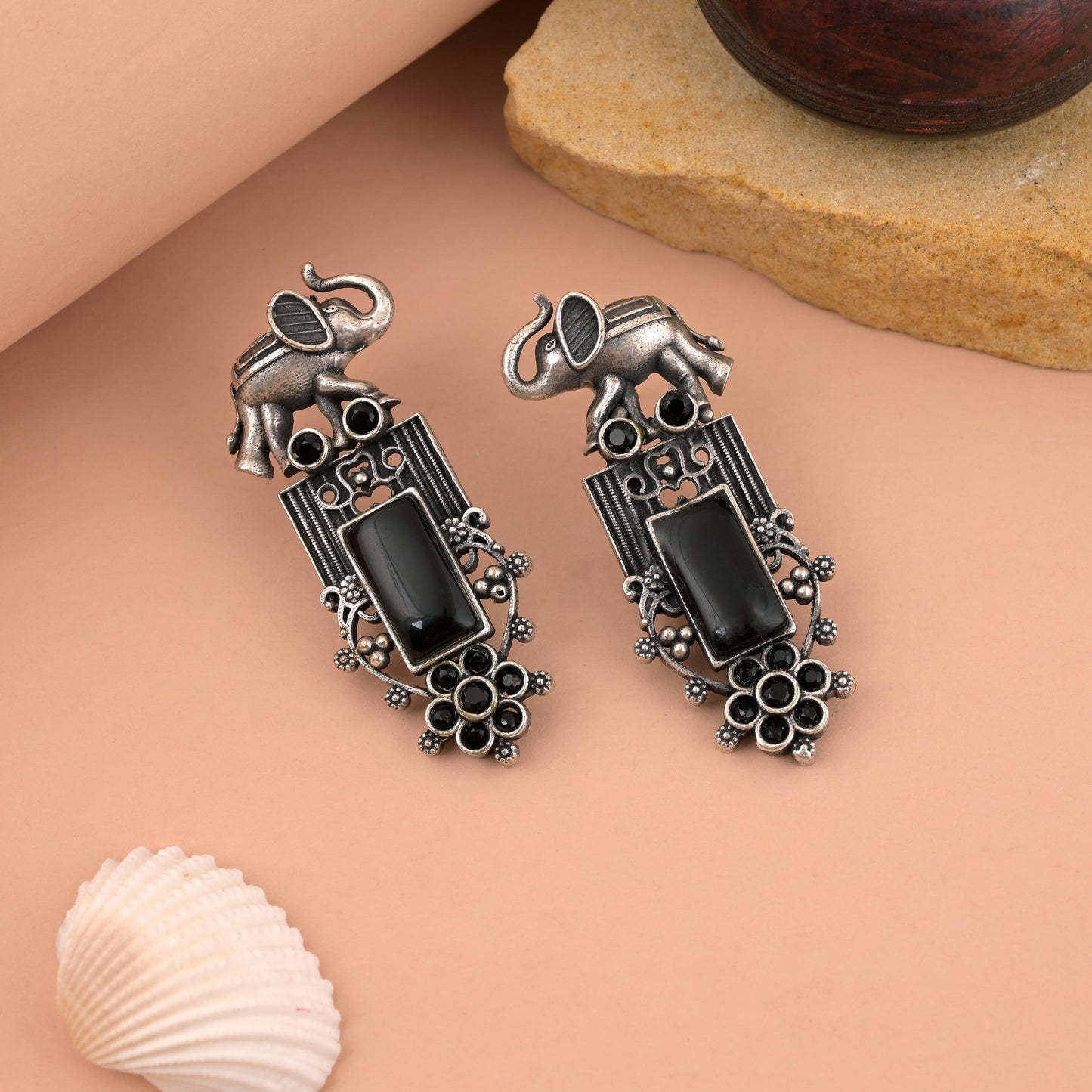 Mattschwarze oxidierte Ohrringe mit geschnitzten und geschwungenen Mustern