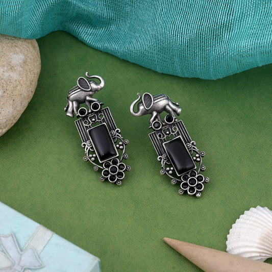 Mattschwarze oxidierte Ohrringe mit geschnitzten und geschwungenen Mustern