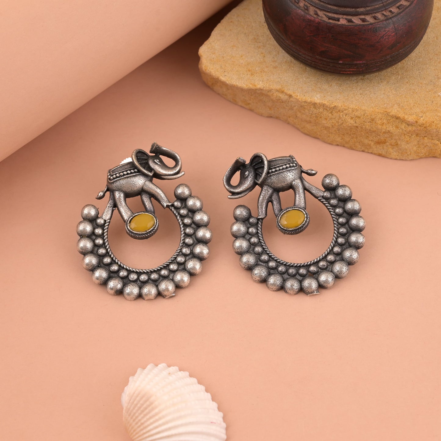 Ethnische gelb oxidierte Ohrringe mit traditionellem indischen Designeinfluss