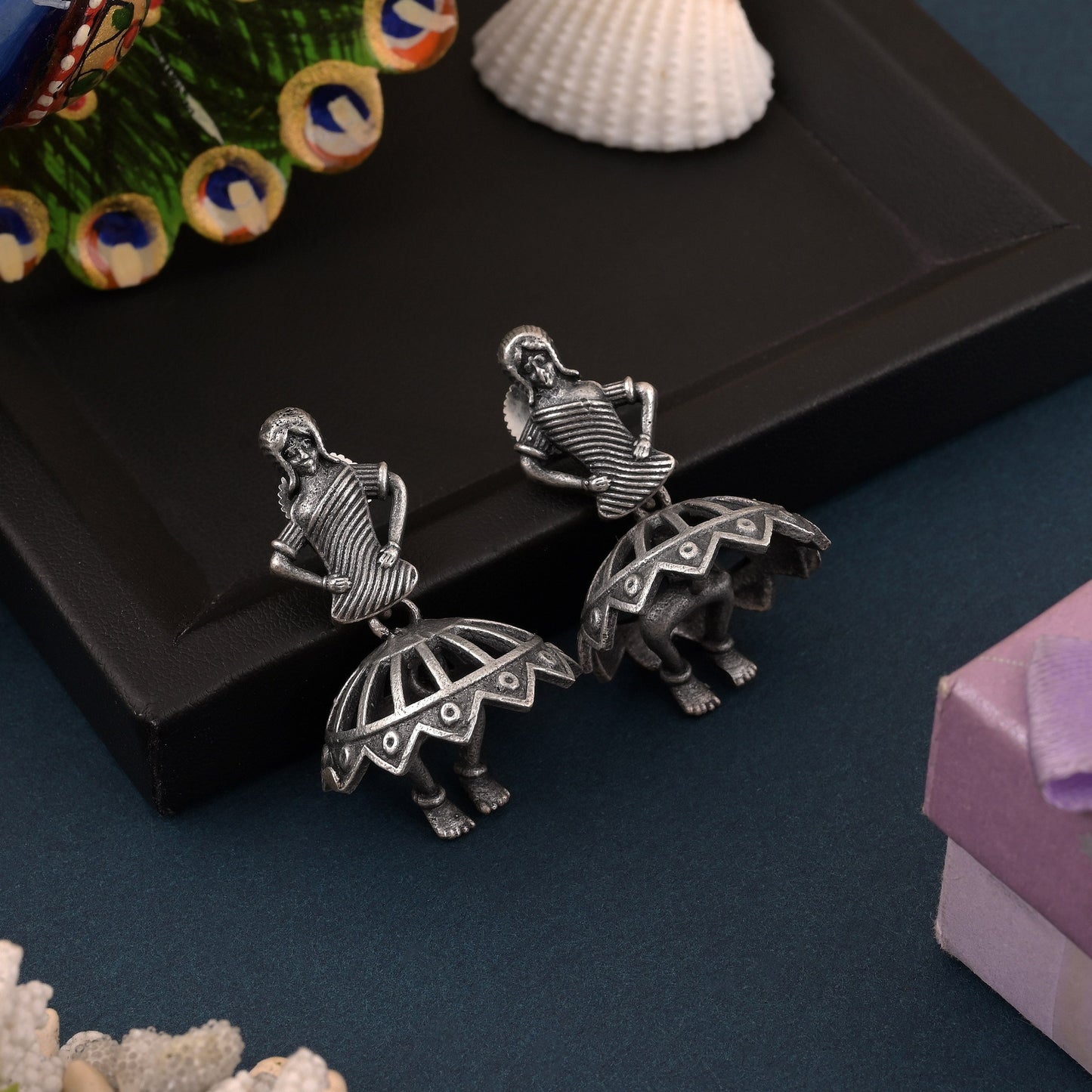 Schimmernde, silberfarbene, oxidierte Ohrringe mit klassischer und moderner Mischung