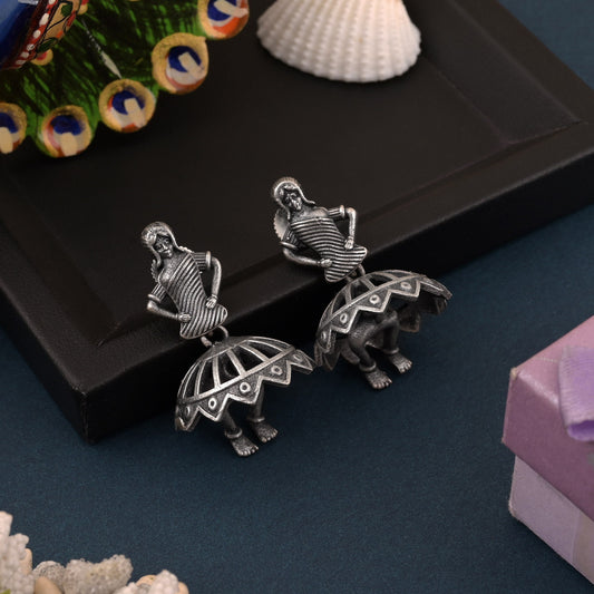 Schimmernde, silberfarbene, oxidierte Ohrringe mit klassischer und moderner Mischung