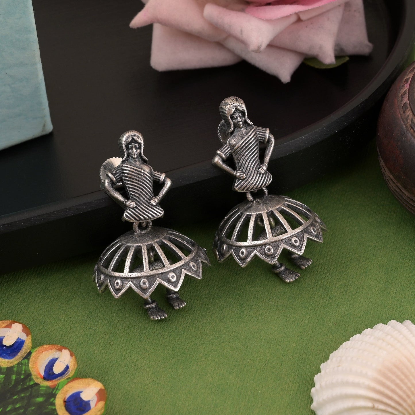 Schimmernde, silberfarbene, oxidierte Ohrringe mit klassischer und moderner Mischung