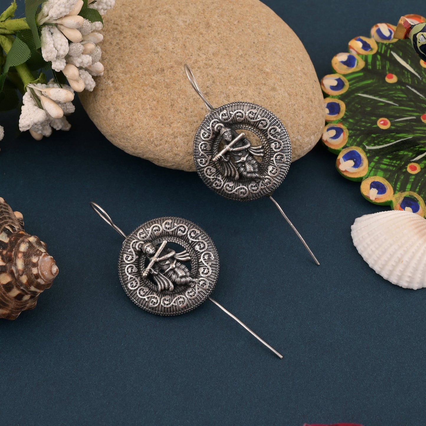 Designer-Ohrringe in Silberfarbe, oxidiert, mit modischem Ohrmanschetten-Design