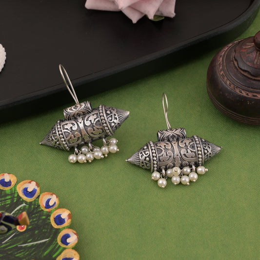 Silberfarbene oxidierte Ohrringe mit traditionellem Design und alltäglichem Reiz