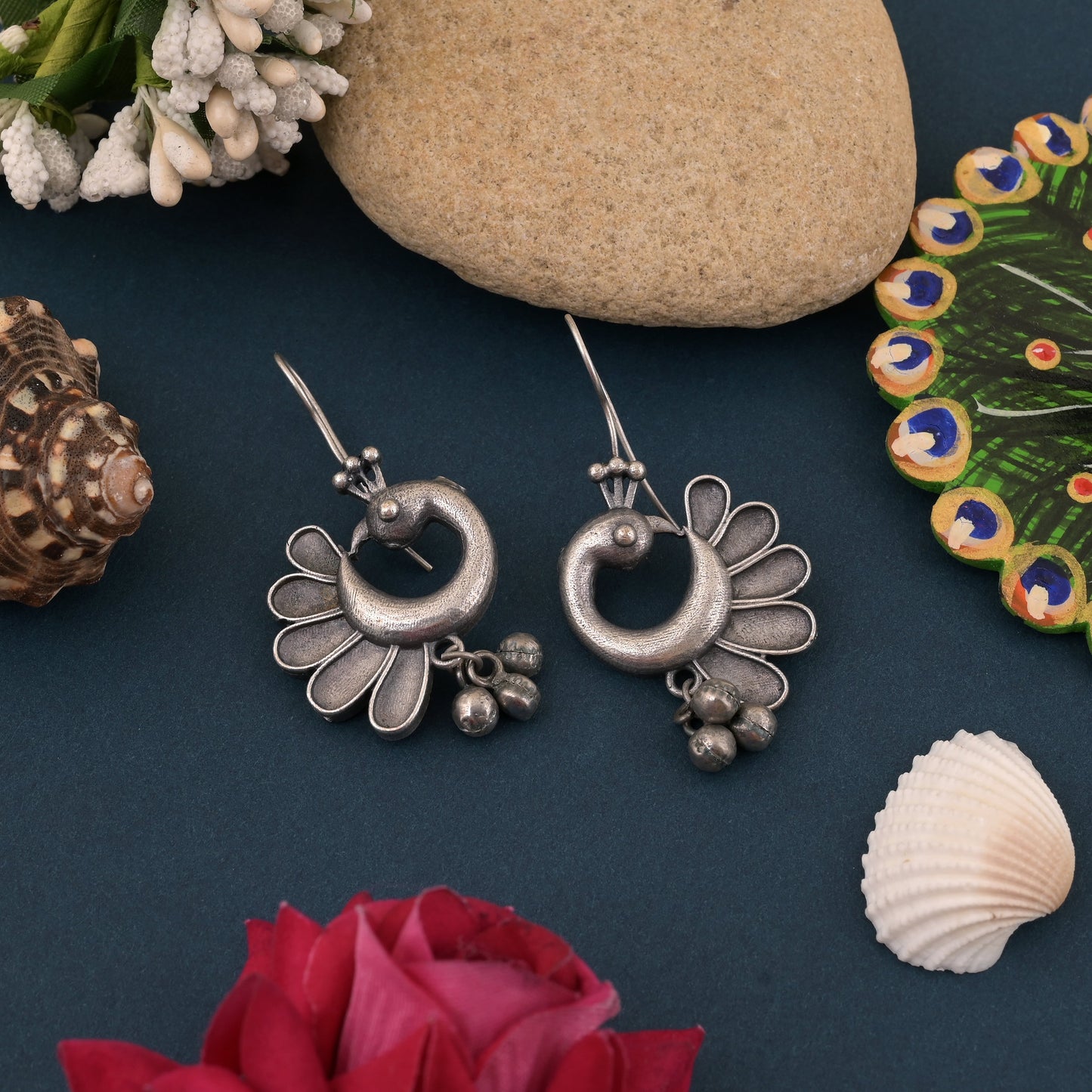 Leichte, silberfarbene, oxidierte Ohrringe, perfekt für ganztägigen Tragekomfort