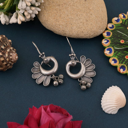 Leichte, silberfarbene, oxidierte Ohrringe, perfekt für ganztägigen Tragekomfort