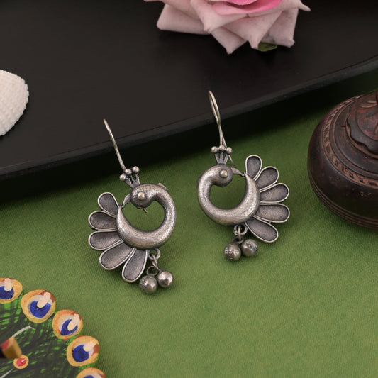 Leichte, silberfarbene, oxidierte Ohrringe, perfekt für ganztägigen Tragekomfort