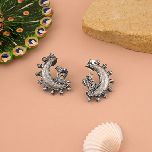 Handgefertigte silberfarbene oxidierte Ohrringe mit ethnischen und künstlerischen Details