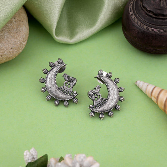 Handgefertigte silberfarbene oxidierte Ohrringe mit ethnischen und künstlerischen Details