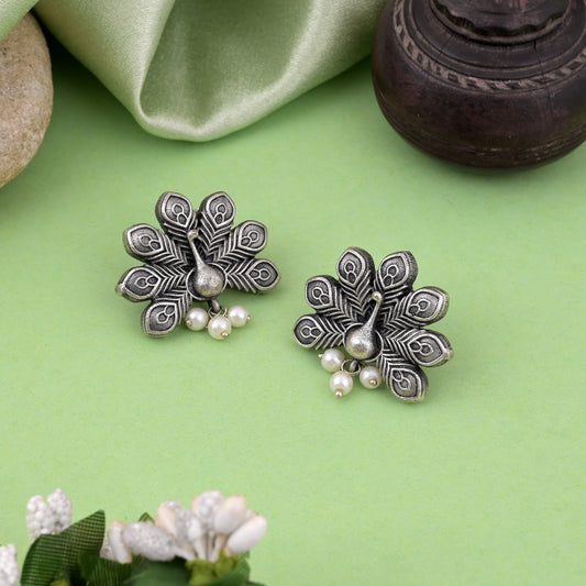 Traditionelle silberfarbene oxidierte Ohrringe mit stilvoller und eleganter Verarbeitung