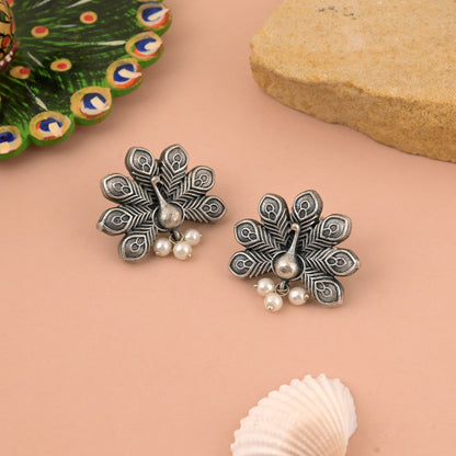 Traditionelle silberfarbene oxidierte Ohrringe mit stilvoller und eleganter Verarbeitung