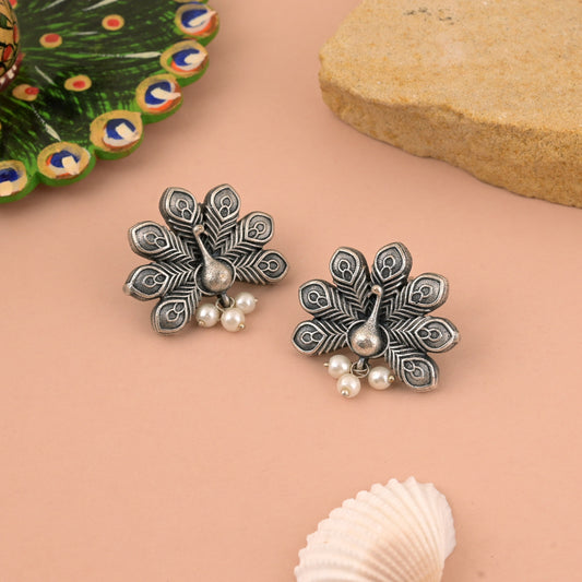 Traditionelle silberfarbene oxidierte Ohrringe mit stilvoller und eleganter Verarbeitung