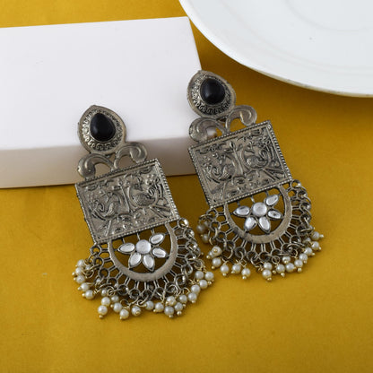 Stilvolle, silberfarbene, oxidierte Ohrringe, perfekt für festliche und ethnische Kleidung