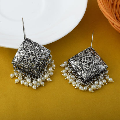 Silberfarbene oxidierte Ohrringe mit floraler Gravur für einen klassischen Look