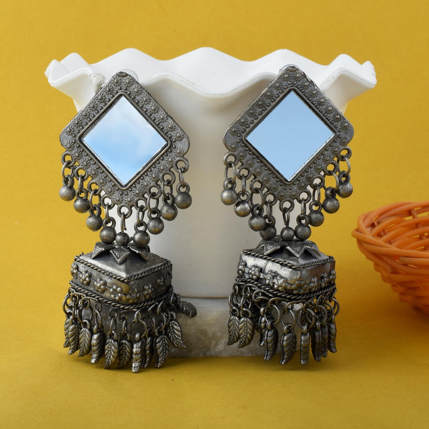 Traditionelle silberfarbene oxidierte Ohrringe mit rustikalem Vintage-Appeal