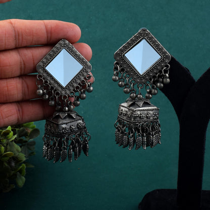 Traditionelle silberfarbene oxidierte Ohrringe mit rustikalem Vintage-Appeal