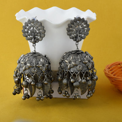 Silberfarbene oxidierte Ohrringe im Royal Peacock-Stil mit künstlerischen Details