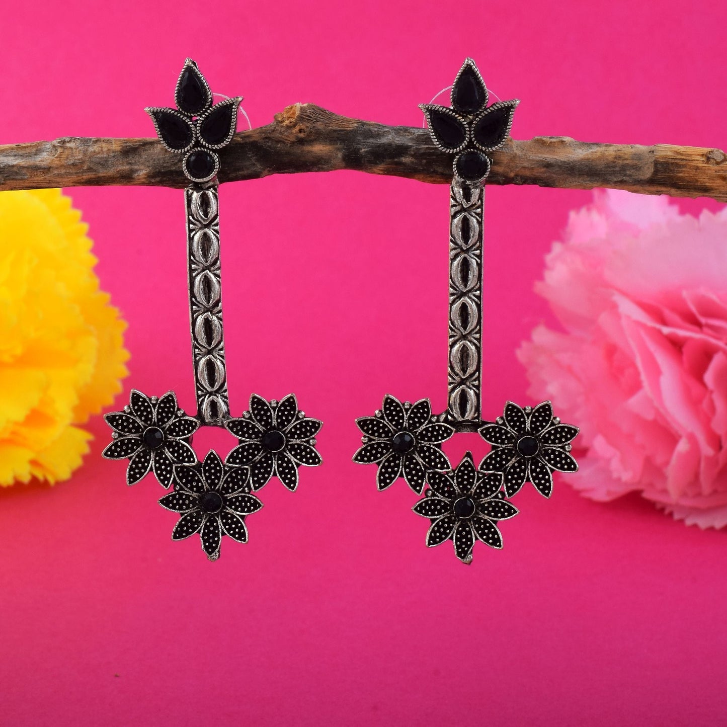 Stilvolle, schwarz oxidierte Ohrringe, perfekt für die Hochzeitskleidung und traditionelle Outfits von Frauen