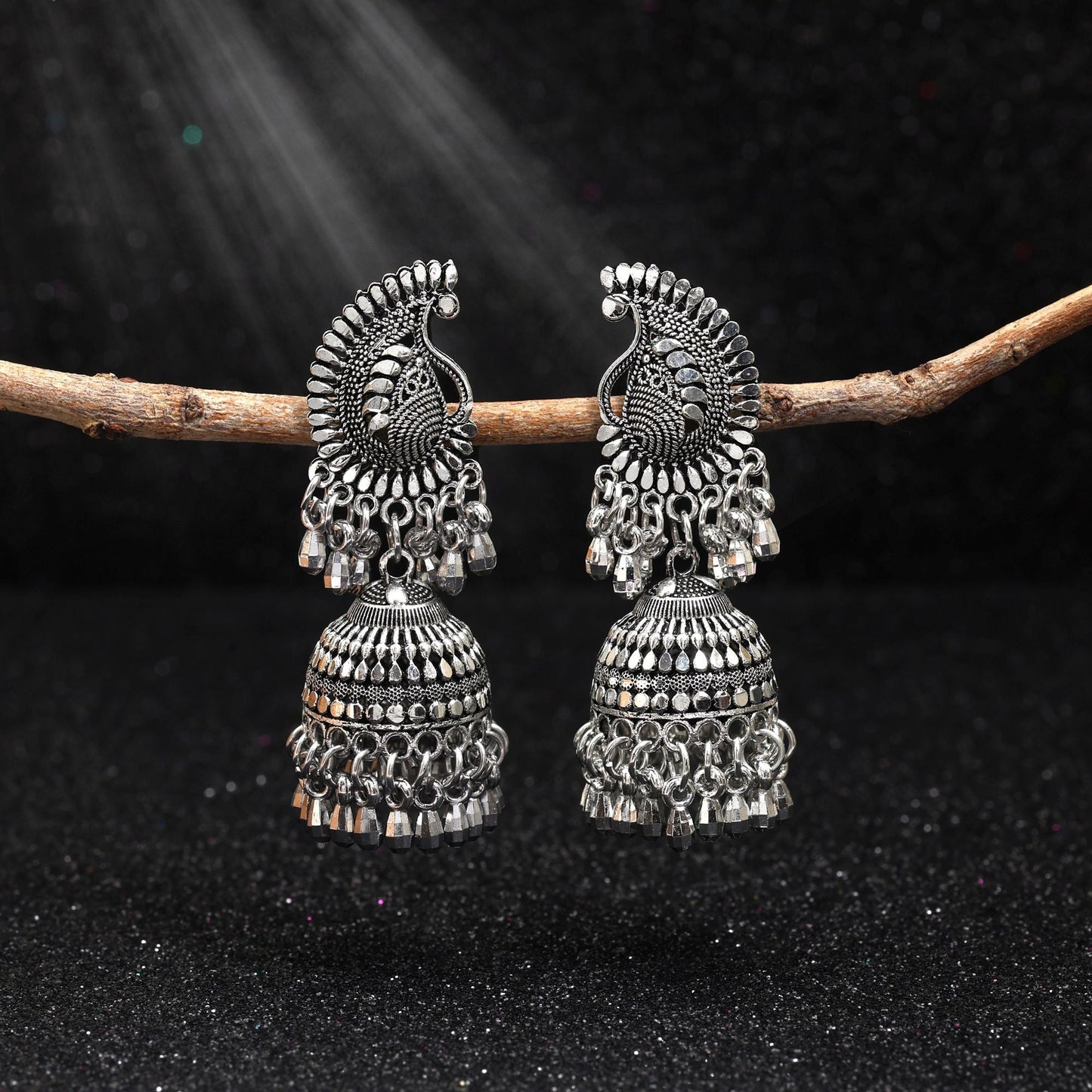 Elegante silberfarbene oxidierte Ohrringe für Hochzeitskleidung und alltägliche ethnische Mode