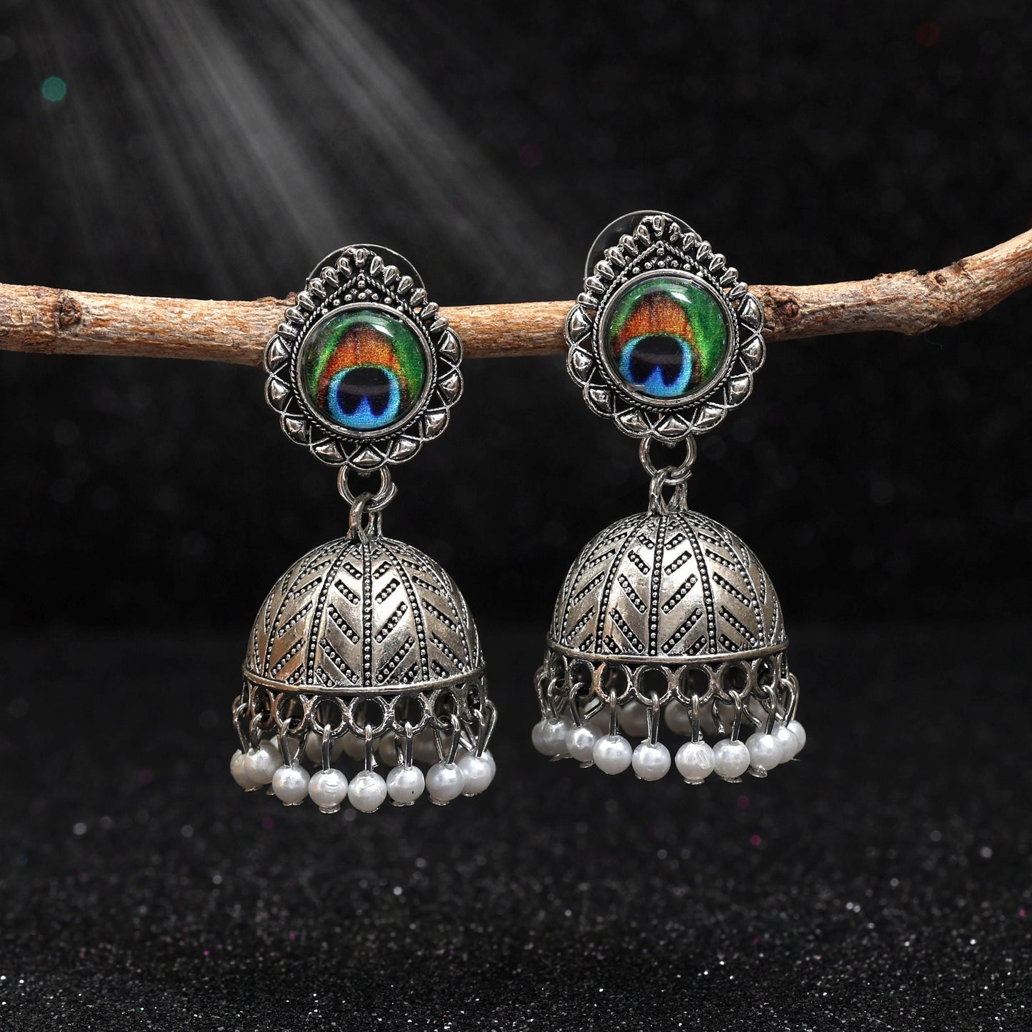 Exquisite silberfarbene oxidierte Pfauenfeder-Ohrringe für kulturelle Veranstaltungen und Hochzeitsschmuck