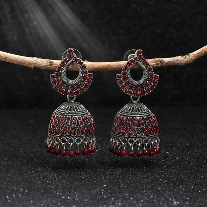 Elegante, oxidierte Ohrringe in Kastanienbraun mit künstlerischen Details für Bräute und traditionelle Outfits