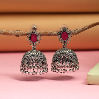 Elegante, oxidierte Ohrringe in Rani-Farbe mit handgefertigten Details für Brautschmuck und festliche Looks