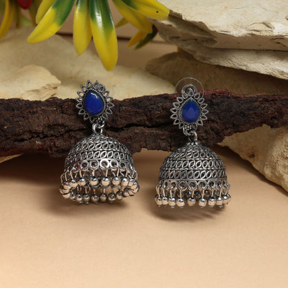 Wunderschöne oxidierte Ohrringe in blauer Farbe, entworfen mit künstlerischer Arbeit für Brautmode und kulturelle Mode