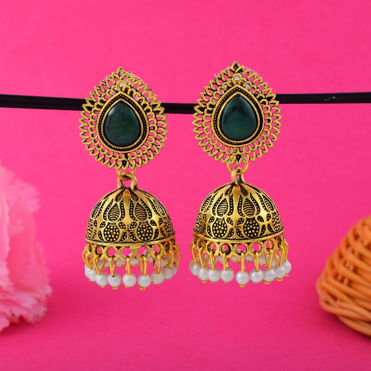 Stilvolle, grün oxidierte Ohrringe, entworfen mit handgefertigter künstlerischer Arbeit für Hochzeitsschmuck für Frauen