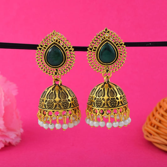 Stilvolle, grün oxidierte Ohrringe, entworfen mit handgefertigter künstlerischer Arbeit für Hochzeitsschmuck für Frauen