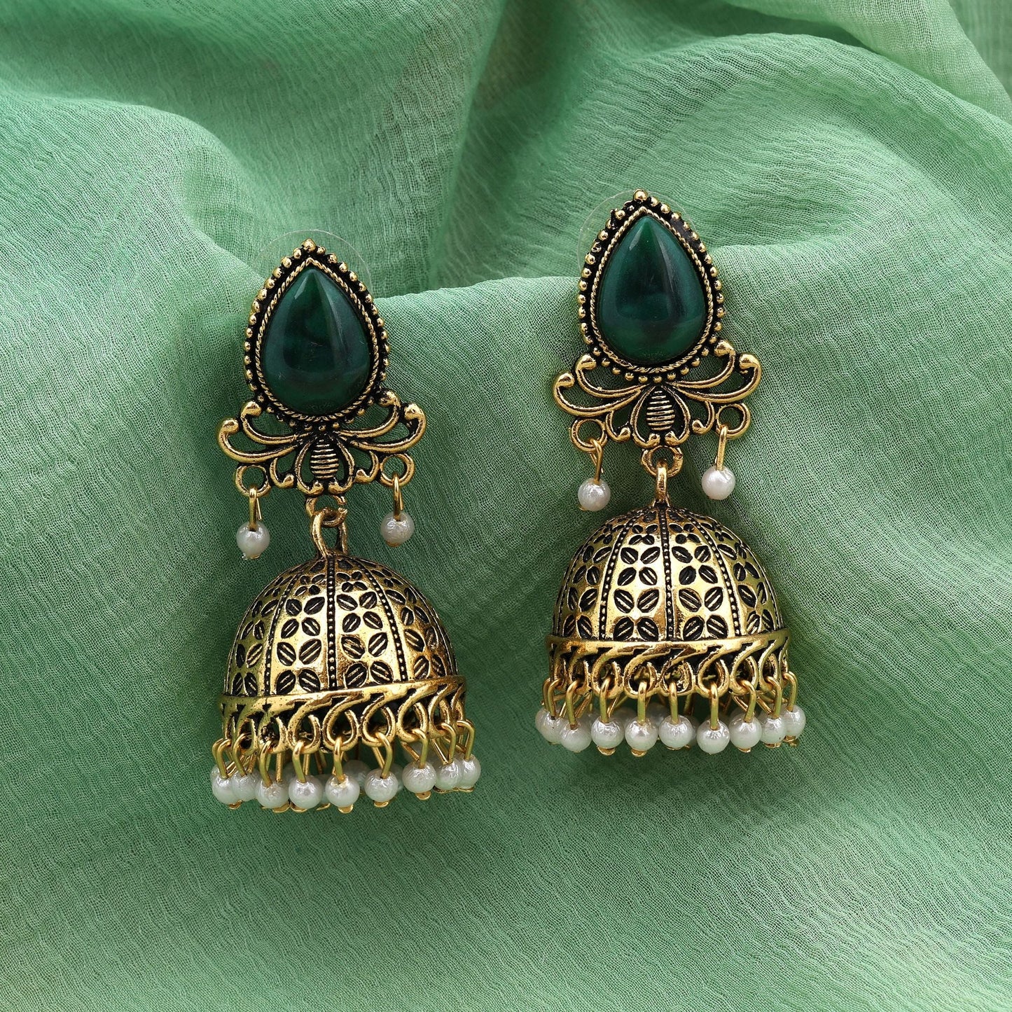 Stilvolle, oxidierte Ohrringe in Grün, perfekt für Hochzeiten, Veranstaltungen und ethnischen Partyschmuck für Damen.