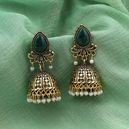 Stilvolle, oxidierte Ohrringe in Grün, perfekt für Hochzeiten, Veranstaltungen und ethnischen Partyschmuck für Damen.