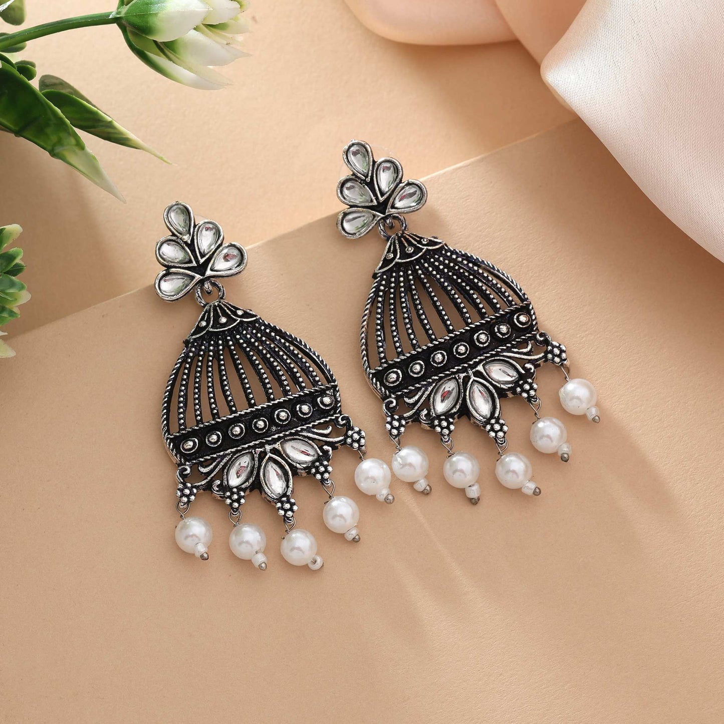 Silberfarbene oxidierte Ohrringe mit handgefertigten Handwerksdetails und traditionellem Look