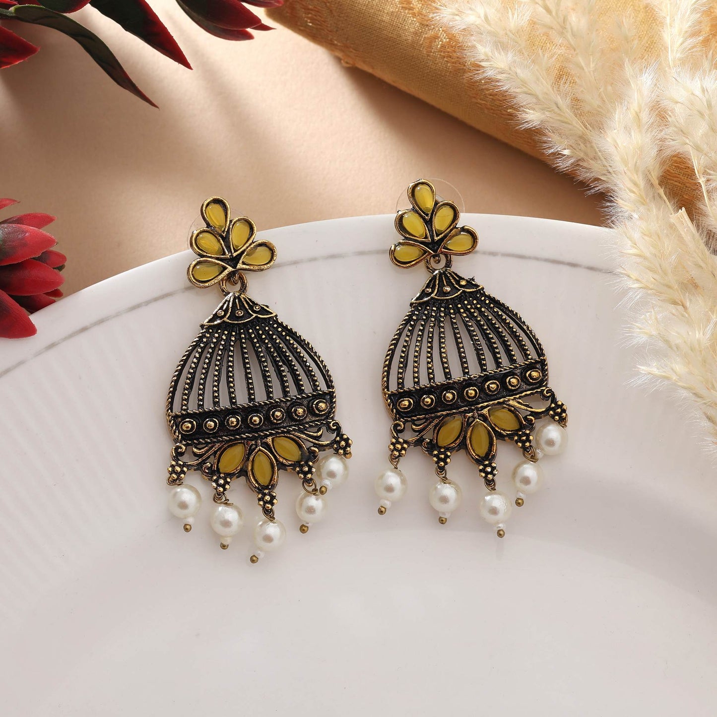 Gelb oxidierte Ohrringe mit leichtem Design und künstlerischer Silberverzierung